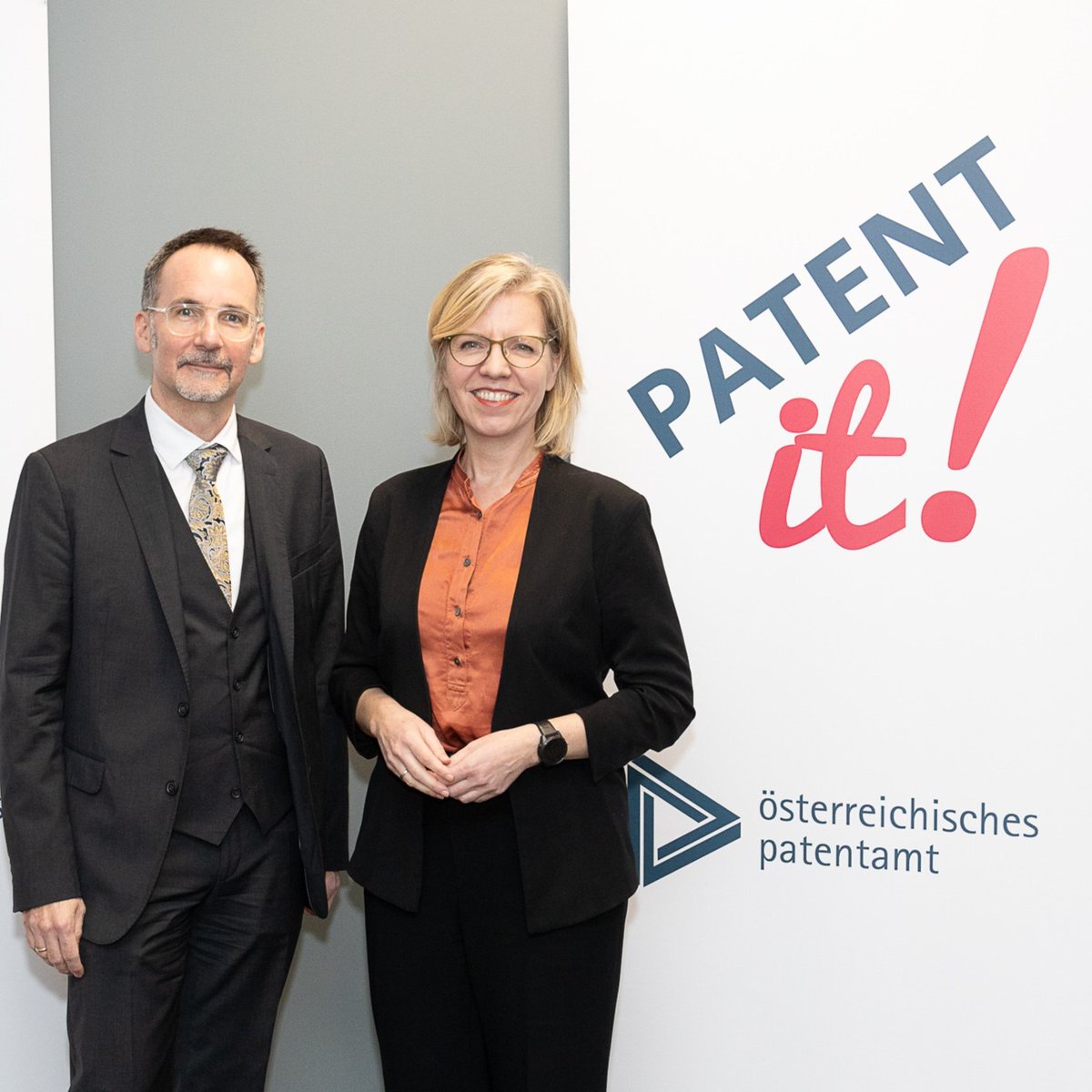 Big News im Patentamt! Es fix: Stefan Harasek ist unser neuer Präsident. Das hat Frau Bundesministerin Leonore Gewessler gestern bekanntgegeben. Stefan Harasek war seit Juli interim. Präsident und seit fast 20 Jahren im Patentamt tätig. 📷 Lusser #neu #präsident #gratulation