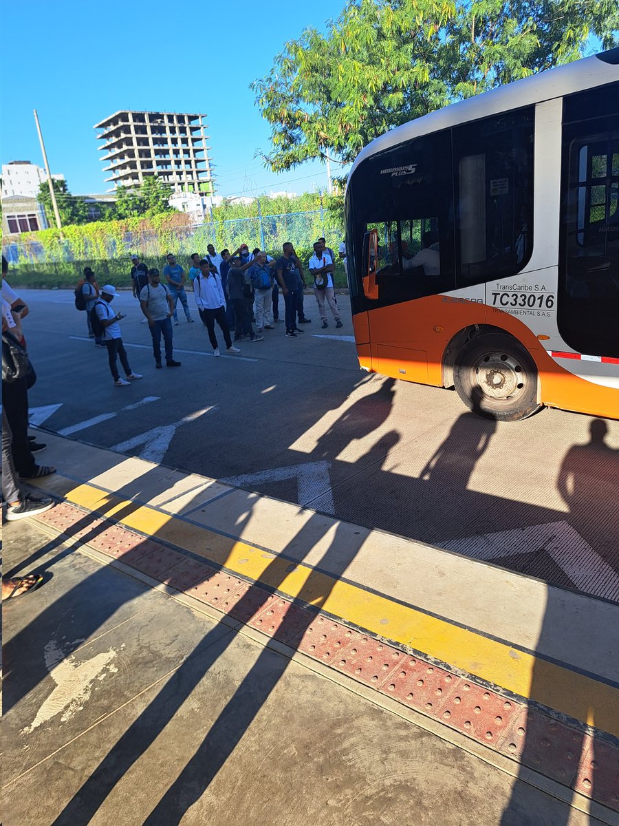 Buses articulados en espera disponibles para atender las extensas filas de la ruta T100E y quien los despacha no es capaz de responder a la evidente necesidad,  ¡nos cansamos de tanta incompetencia! <a href="/TranscaribeSITM/">Transcaribe S.A.</a>  <a href="/daulaw/">William Dau Chamatt</a>
<a href="/AlcaldiaCTG/">Alcaldía de Cartagena</a>

Cc <a href="/dumek_turbay/">Dumek Turbay Paz</a>