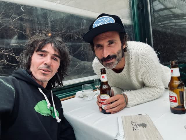 Dos amigos quedan para comer. Se tiran un selfie.
<a href="/Leiva_Oficial/">Leiva Oficial</a>