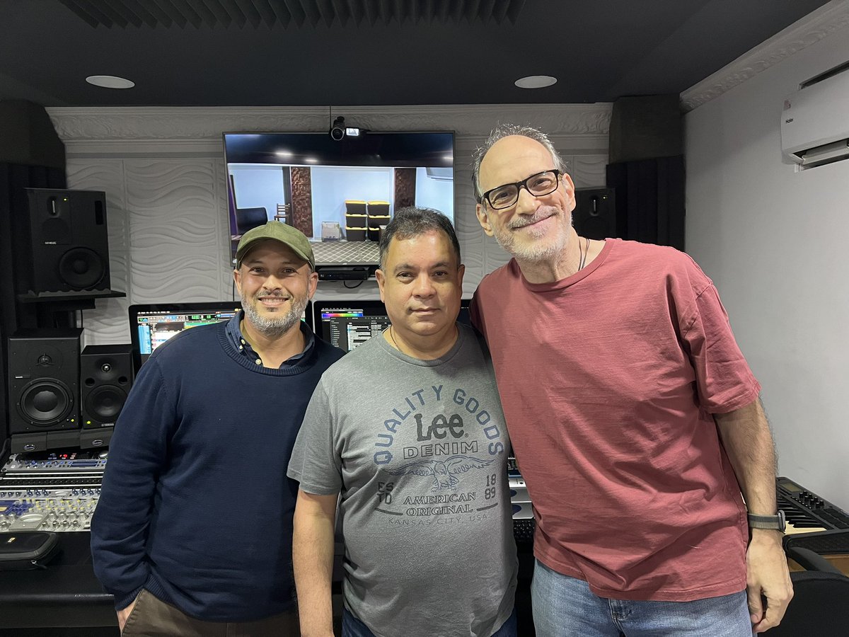 Inseptosinectos's tweet photo. Finalizando un lindo proyecto con estos dos grandes músicos @alfredgomezjr @juansalasp https://t.co/ACvHHNMzSU