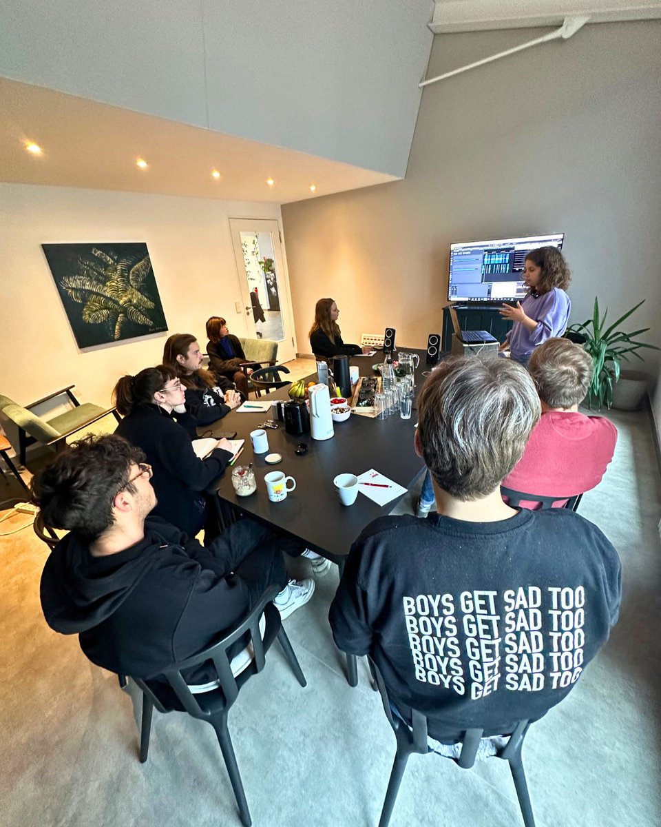 Aktuell befinden wir uns in unseren Kurswochen, in denen unsere Sound-Expert:innen Militsa Tekelieva und Junis Rabe unserem Team Tipps, Hacks und neue Vorgehensweisen vorstellen, um unsere Produktionen zu optimieren – damit wir unvergessliche Hörerlebnisse in eure Ohren bringen.