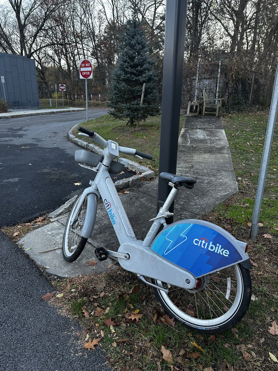 Dear <a href="/CitiBikeNYC/">Citi Bike</a> - please come rescue this electric bike from the <a href="/scarsdalelib/">Scarsdale Public Library</a> parking lot it’s been there for 2 weeks and I’ve already reported it on the Citibike app!