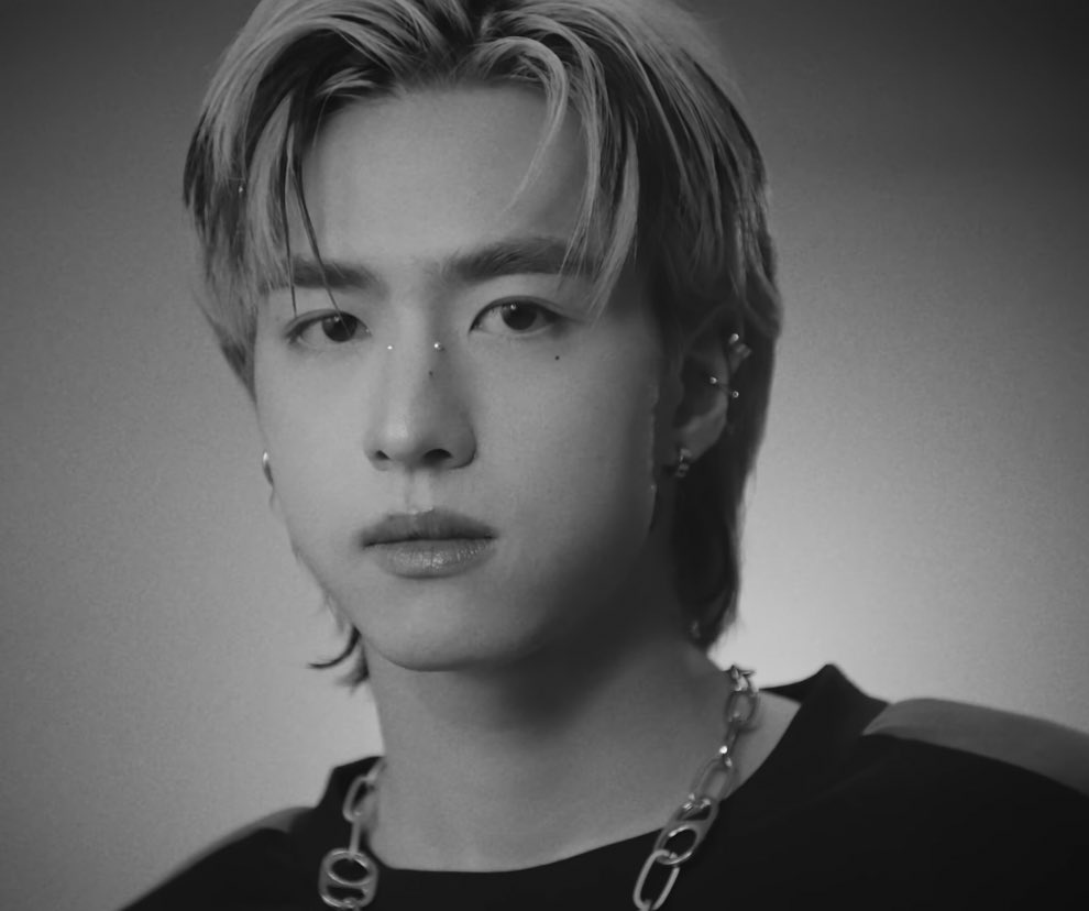 VictorsSaturn's tweet photo. แล้วจะมีใครอกหักได้หล่อเท่าคนนี้อีกไหมคะเนี่ย 😭💜
#PROXIE_พร้อมตบปาก
#PROXIE_TheNewSingle
#PROXIEVictor
#PROXIRth https://t.co/CUg2a8BYQ0