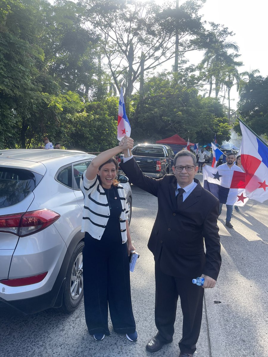 jorgeibloise's tweet photo. Sevillano y Martita Cornejo, quienes presentaron las demandas de inconstitucionalidad que fueron atendidas por la Corte y declaradas como Inconstitucional el día de hoy por unanimidad. https://t.co/P3WDExA1qR