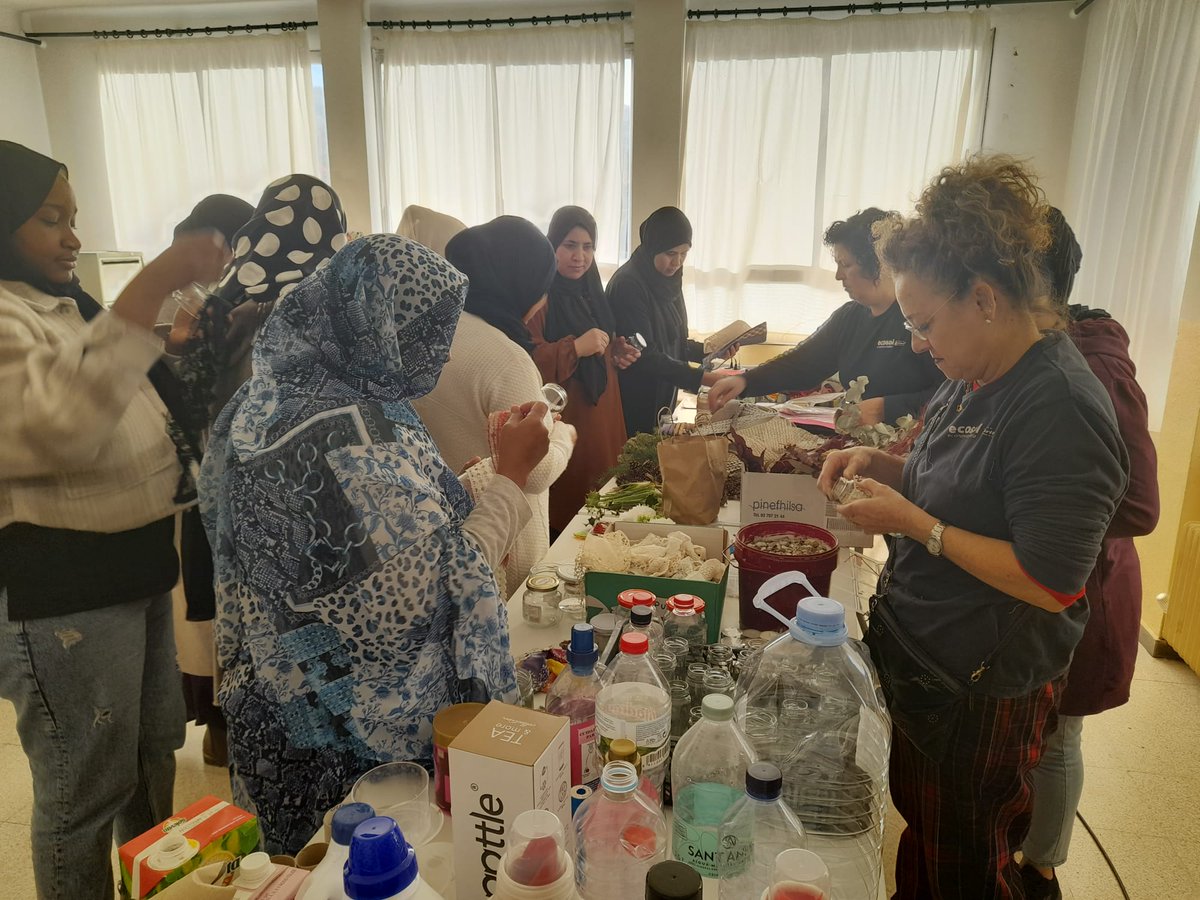 caritasgirona's tweet image. TREBALL EN XARXA | Durant la ♻️ Setmana Europea de la Prevenció de Residus, #CàritasGarrotxa i #Ecosol han ofert tallers creatius 🎨, mostrant a la quarantena de persones assistents com donar una nova vida als objectes considerats de rebuig 🔝

#TuHiTensMoltAVeure