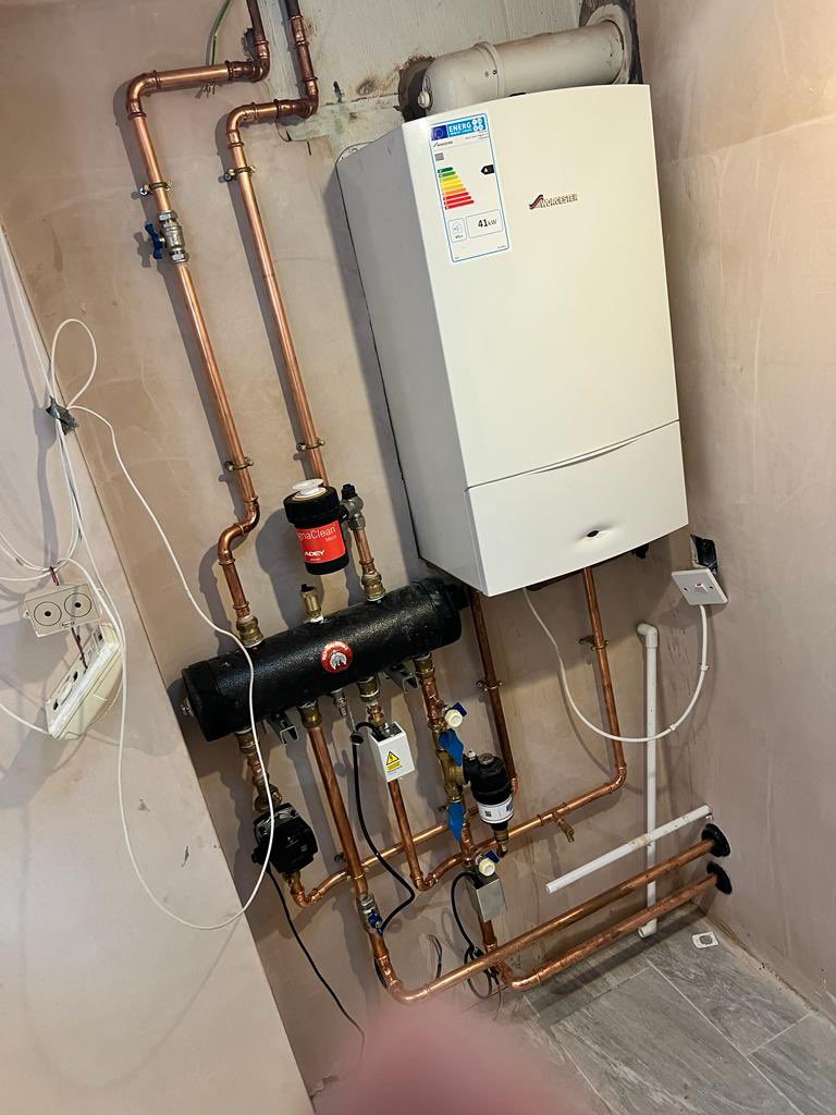 mscheating's tweet photo. Lowering your carbon footprint Install kinder way  install half way through a hybrid system 🏁🥇🎯🆒✅♻️#happycustomer. …….. #kidderminster
Get touch through the website 👉 💻 https://t.co/GrCqNDQGJt

#heating #heatpumps #greenenergy #savetheplanet #bus #centralheating https://t.co/3UTQrKmIyr