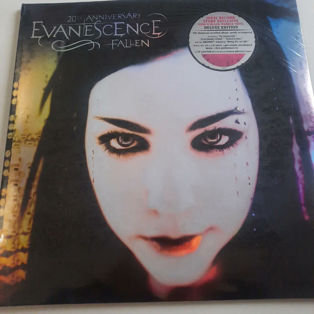 Darkaurore's tweet photo. La version indie est arrivée !!! Sublime 😱💜🩷 #Evanescence #FALLEN20 #Fallen20thanniversary @evanescence https://t.co/njknB7PgjS