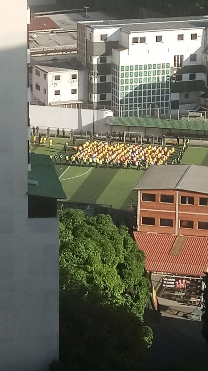 rcamachovzla's tweet image. #Caracas Organismos de seguridad tomaron en horas de la madrugada el Colegio San Agustín, en El Marqués, para ordenar e ingresar a los privados de libertad a Zona 7. Hicieron un llamado a mantener la calma y esperan que a media mañana se resuelva la situación. Exhortaron a los…