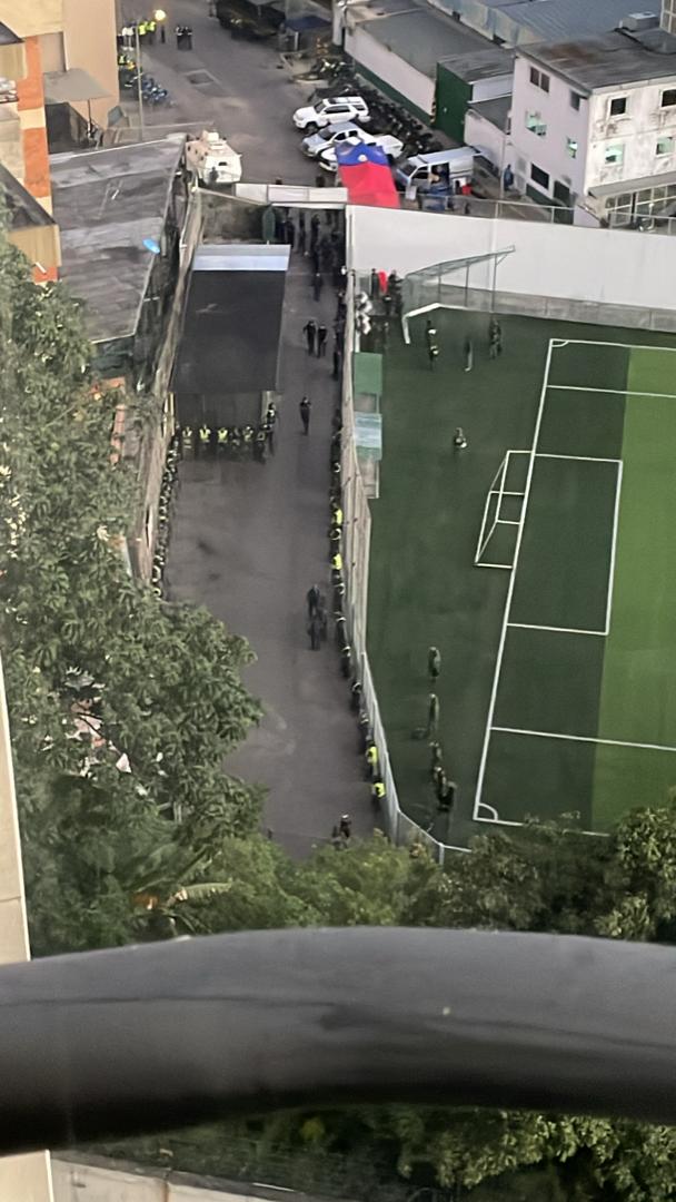 rcamachovzla's tweet image. #Caracas Organismos de seguridad tomaron en horas de la madrugada el Colegio San Agustín, en El Marqués, para ordenar e ingresar a los privados de libertad a Zona 7. Hicieron un llamado a mantener la calma y esperan que a media mañana se resuelva la situación. Exhortaron a los…