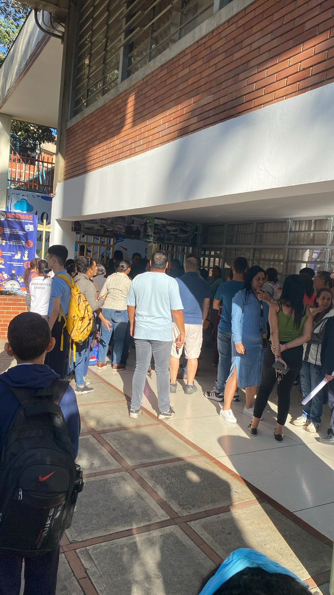 rcamachovzla's tweet image. #Caracas Organismos de seguridad tomaron en horas de la madrugada el Colegio San Agustín, en El Marqués, para ordenar e ingresar a los privados de libertad a Zona 7. Hicieron un llamado a mantener la calma y esperan que a media mañana se resuelva la situación. Exhortaron a los…