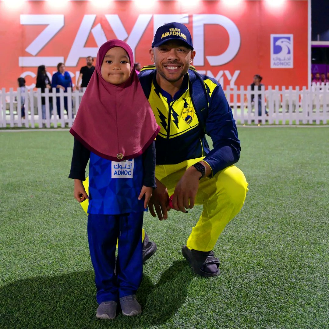 CricketZayed's tweet photo. An evening with Team Abu Dhabi ๐
Selfies, awards, autographs and cricket. Thank you for everything, @TeamADCricket ๐
#Wearezayed #AbuDhabiSportsHub #EveryDayIsGameDay #InAbuDhabi https://t.co/uKMI15gq1P