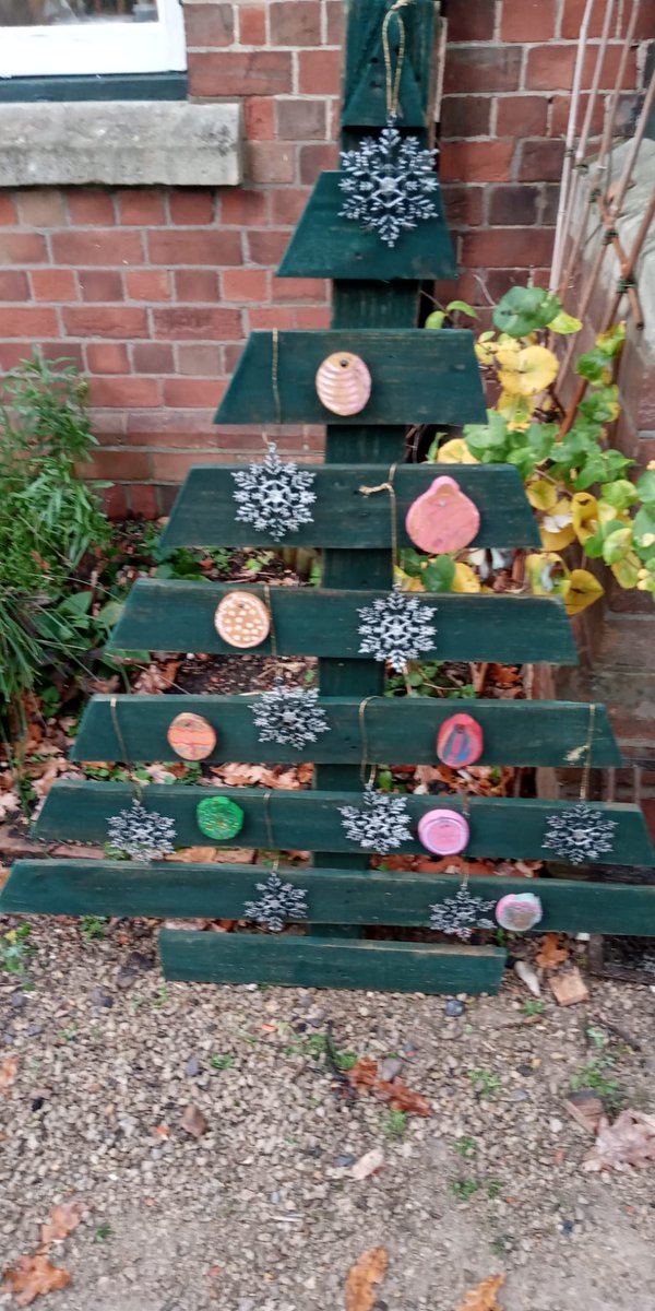 From one thing to another. Our gardening team recycled an old pallet to make this decorative Christmas tree. 🎄 👌