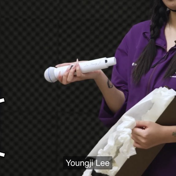 jjeongsshuji's tweet photo. apparently youngji was seen using the customized mic gifted by “BSS” during her performance at MAMA 2023 🥹🥹 https://t.co/sYirCb30Et