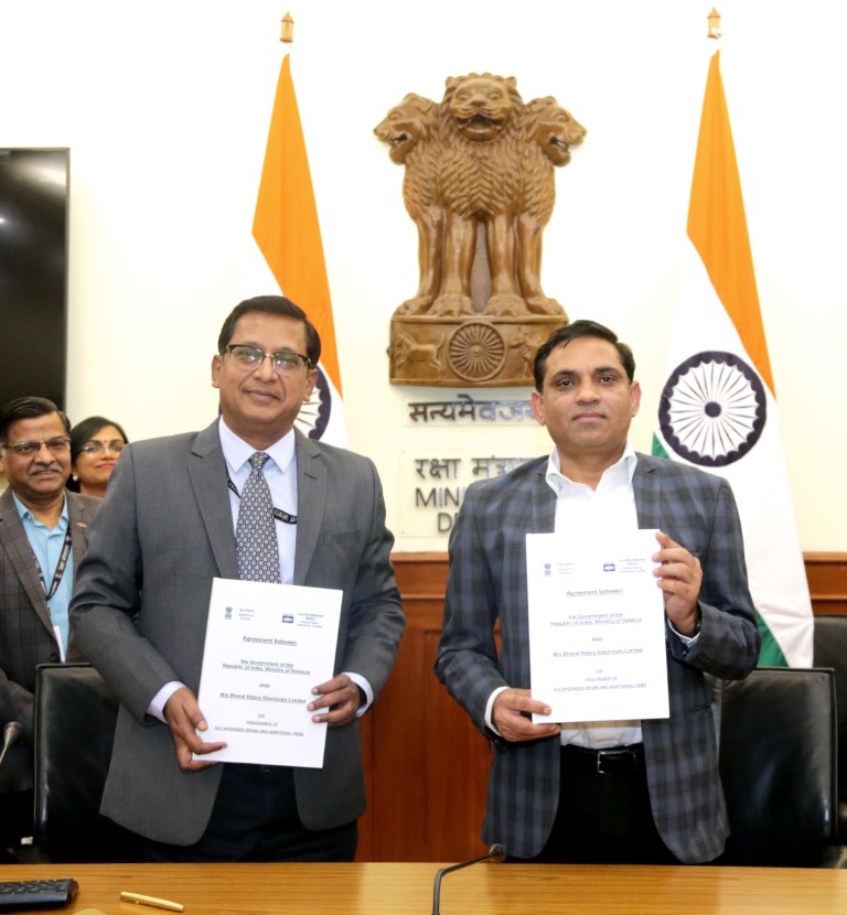 SpokespersonMoD's tweet image. Strengthening maritime defence! 🚢 
Ministry of Defence seals the deal with @BHEL_India  for 16 Upgraded Super Rapid Gun Mounts, a significant step towards enhancing @indiannavy&apos;s capabilities. ⚓️ 
#DefenceUpdate 
More: pib.gov.in/PressReleasePa…
@rajnathsingh 
@giridhararamane