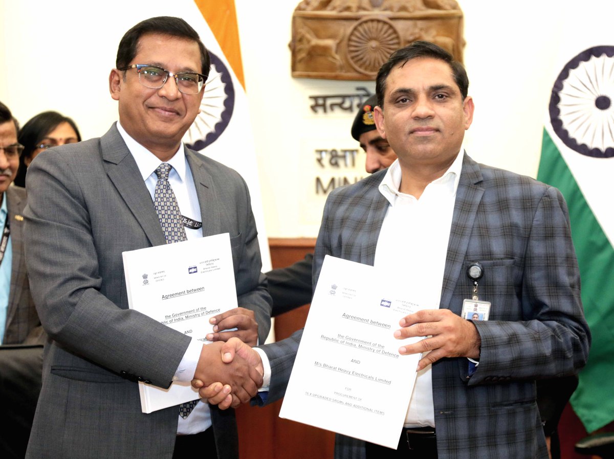 SpokespersonMoD's tweet image. Strengthening maritime defence! 🚢 
Ministry of Defence seals the deal with @BHEL_India  for 16 Upgraded Super Rapid Gun Mounts, a significant step towards enhancing @indiannavy&apos;s capabilities. ⚓️ 
#DefenceUpdate 
More: pib.gov.in/PressReleasePa…
@rajnathsingh 
@giridhararamane