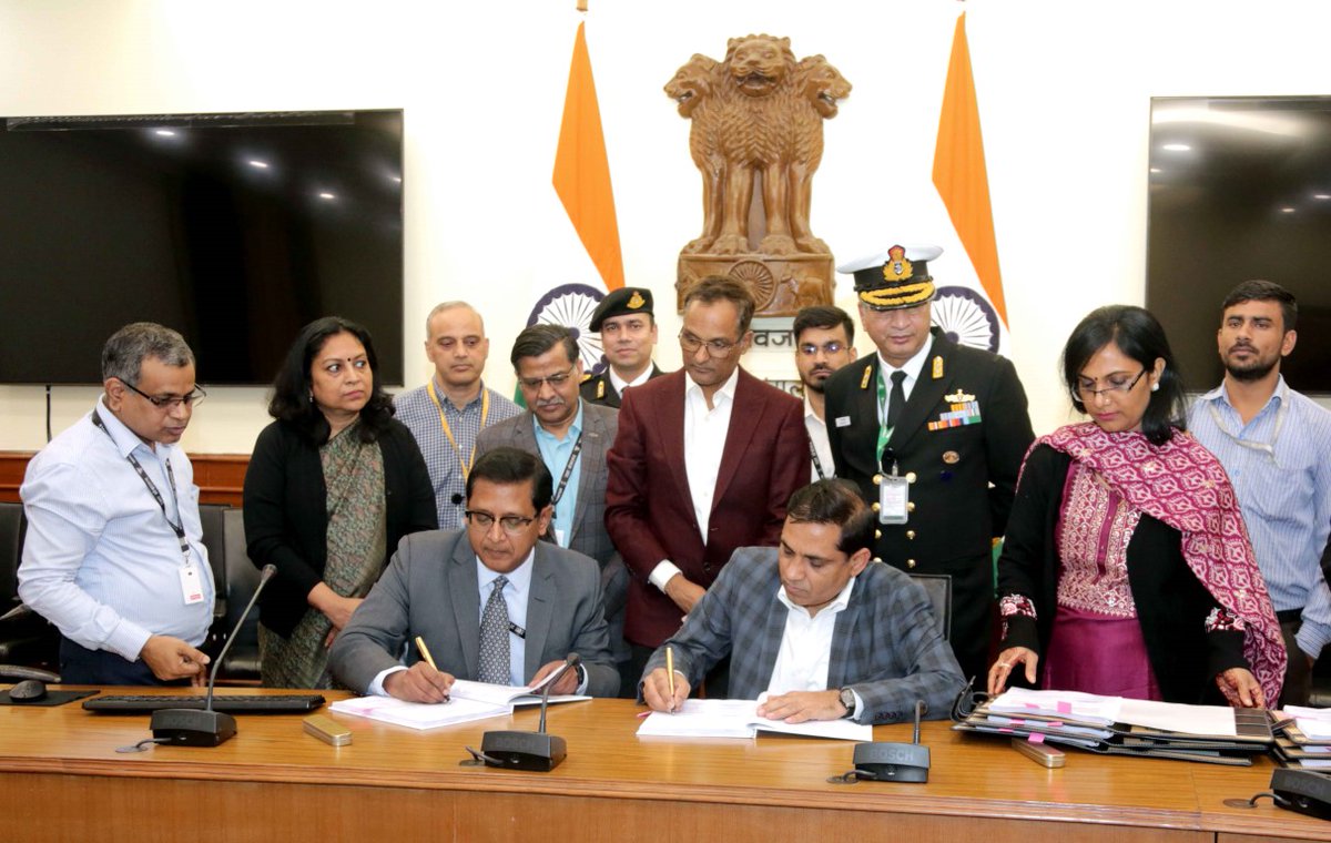 SpokespersonMoD's tweet image. Strengthening maritime defence! 🚢 
Ministry of Defence seals the deal with @BHEL_India  for 16 Upgraded Super Rapid Gun Mounts, a significant step towards enhancing @indiannavy&apos;s capabilities. ⚓️ 
#DefenceUpdate 
More: pib.gov.in/PressReleasePa…
@rajnathsingh 
@giridhararamane