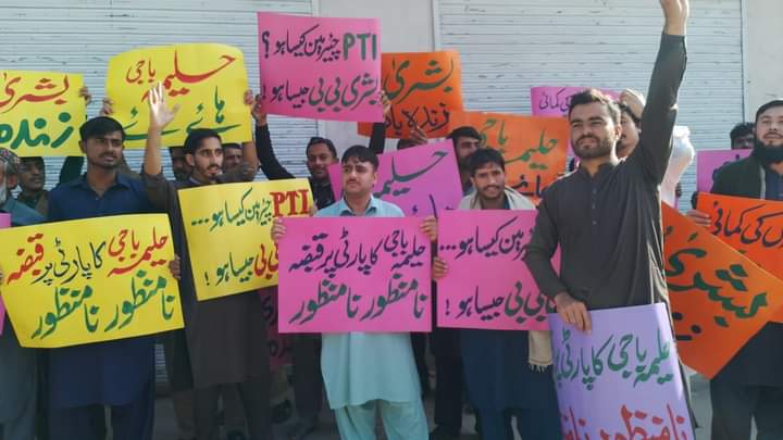 پہلے مولویوں کو لانچ کیا پھر کھسروں کو لانچ کیا پھر رنڈیوں تک بات پہنچی ماجرا حاجرا کو لانچ کیا اور اب بشری بی بی اور حلیمہ باجی کے بارے میں پراپیگنڈا شروع کیا ہے 

منا بھائی پارٹی کا چیئرمین عمران خان تھے اور ہے بلکہ ہمیشہ کیلئے عمران خان ہی پارٹی چیئرمین رہے گے