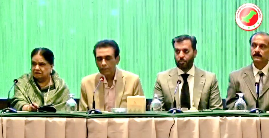 UmairIslamMemon's tweet photo. ہم یہ کوشش کر رہے ہیں کہ ایک ایسی جمہوریت کا نفاذ ہو جوکہ ایک عام پاکستانی کی دہلیز تک اختیار اور وسائل پہنچائے

ہمارے آئین میں ہمیں بہت سے ابہام نظر آتے ہیں

موجودہ آئین میں بہت سی وضاحتوں کی ضرورت ہے
@Conv_KMS

#KhudMukhtarZilaMazbootPakistan https://t.co/e1OoB2z6MW
