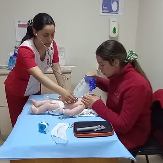 CsSaludUTalca's tweet photo. 🟠 Buen martes! La Escuela de #ObstetriciaUTalca dictó curso de tres días sobre reanimación neonatal a sus estudiantes intern@s / Campus #Pehuenche 📍
#CsSaludUTalca #28AñosFCSUTalca #ADM24 #PAES https://t.co/S9OGJdkH1w