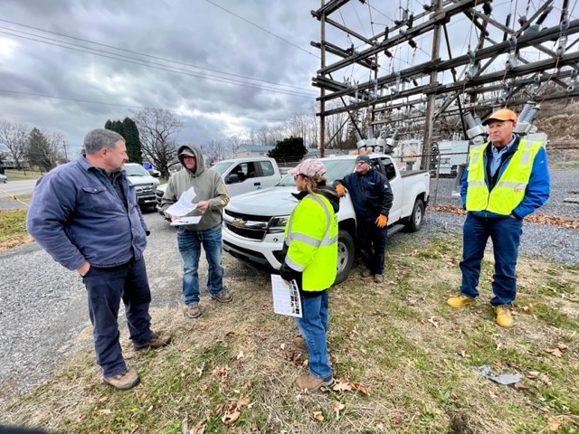 Pennsylvania811's tweet photo. Despite the weather conditions, it's impressive that the cold didn't hinder the progress of the complex project meeting in Altoona, Blair County. It's important for all stakeholders to actively participate and contribute to the project's success. #811beforeyoudig #CoordinatePA https://t.co/pHm6lYLb4s