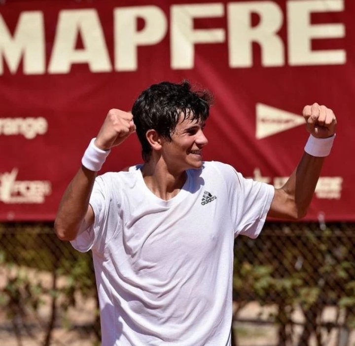 En su primer MD de ITF, Rafa Jodar (2006), que hace poco se vinculó con la Universidad de Virginia -junto a Fonseca-, le ganó 6-3 6-0 a Chazal, 390 ATP y máximo favorito del M15 Madrid. Campeón de España Junior este año y actual 26°. El tenis español sacando talentos parte mil.