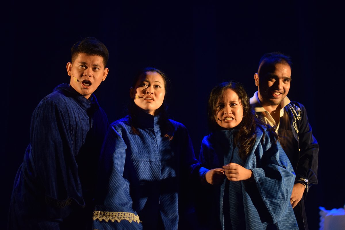 petatheater's tweet photo. "Dito ko lang naramdaman at naranasan yung ganito kagaan, kasaya, at kalayang creative environment." 🧑🏽
‍
Brave your fears and step into the spotlight! 🎶
Sign-up for our Creative Musical Theater workshop here: https://t.co/ien9C9ZiuC 🎭

#PETAWorkshop https://t.co/yB3EFjwKFm
