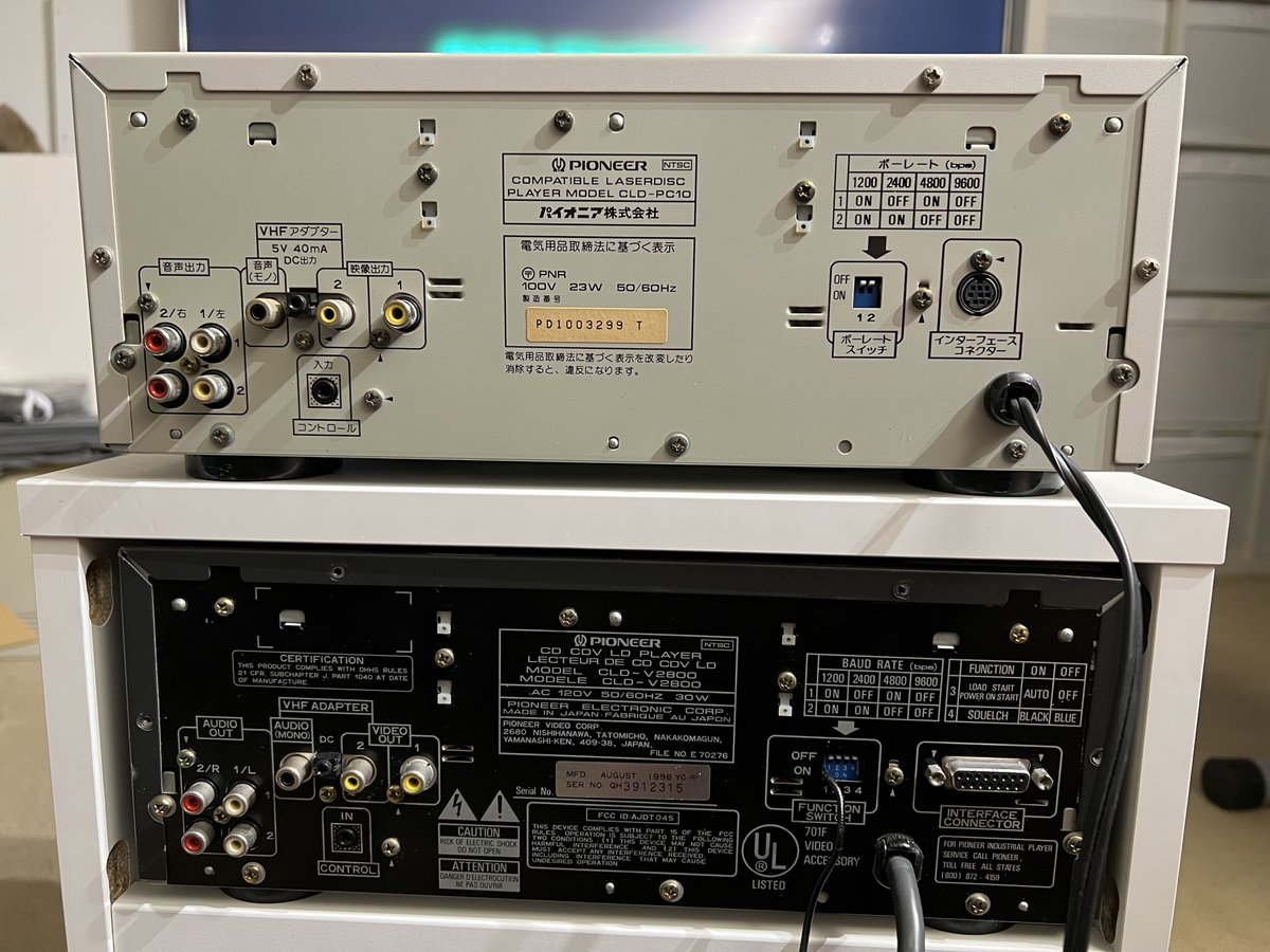 defor's tweet photo. The system is a reskinned CLD-V2800, but with track controls and a display in favor of a Macintosh serial port for use as an external "LD Drive" for Pioneer's MPC series of Macintosh clones from the 90's. https://t.co/tK0UEKWuv5