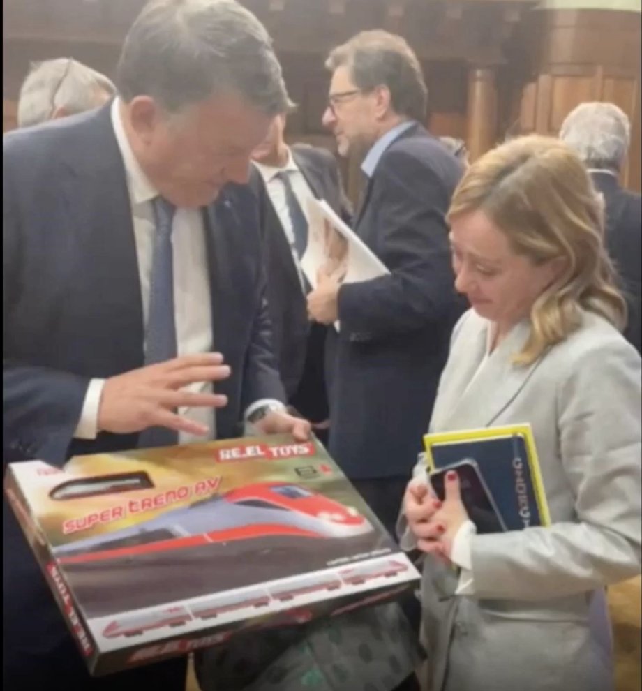 #Bombardieri: All’incontro di oggi con il #Governo abbiamo lasciato al Presidente #Meloni un regalo per #Lollobrigida e #Salvini: un trenino #Frecciarossa a batterie. Perché più ci precettano, più le piazze si riempiono!
<a href="/PpBombardieri/">Pierpaolo Bombardieri</a> #UGDP