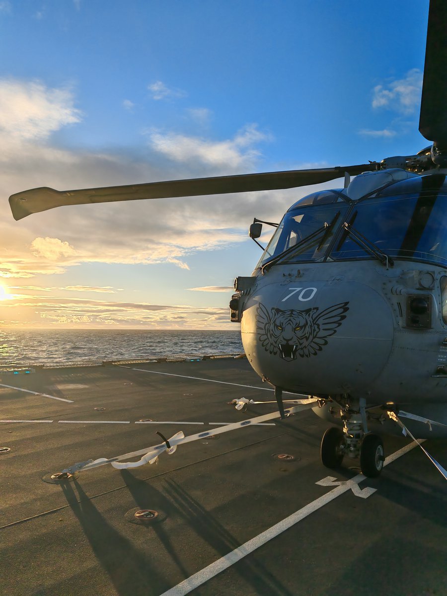 You can always rely on naval aviators to get the cameras out when there's a sunset. On this occasion, lashed on @hmsdiamond. #FLYNAVY