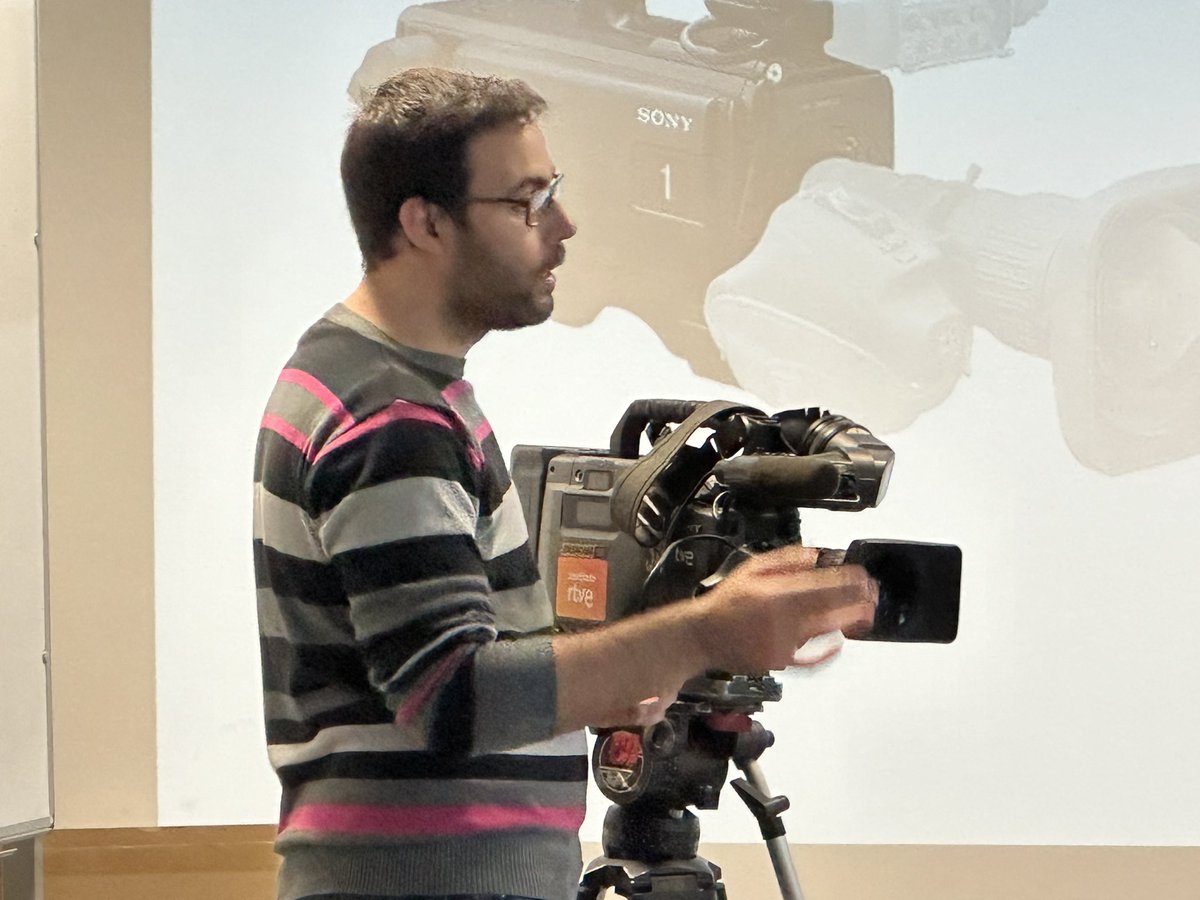 RTVEin's tweet image. Nuestro compañero de @rtve, David Pérez Del Palomar responsable de #Robótica y #Sensorización nos visita hoy en las clases de #animacion del #fp de @RTVEin, donde el alumnado puede ver los medios técnicos y las aplicaciones en #RA y producción 👌... 📺🎥🎬🎧 #unreal #unity3d