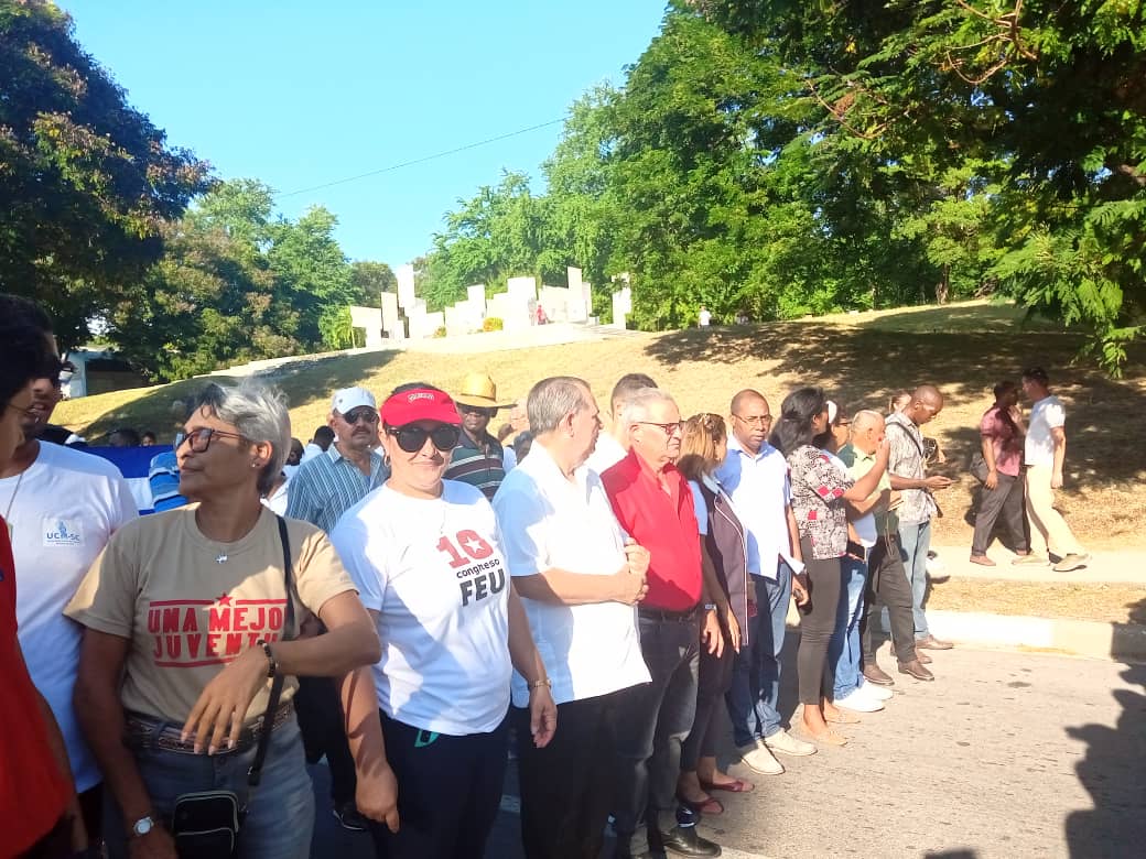 Lety120870's tweet photo. Miles de jóvenes santiagueros protagonizaron hoy otra demostración de compromiso con la Patria.
Junto a ellos marchamos desde el Bosque de los Héroes hasta el histórico escenario del asalto al cuartel Moncada, la Ciudad escolar 26 de Julio. #SantiagodeCuba
#EstaEsLaRevolución https://t.co/HC6qZccnzq