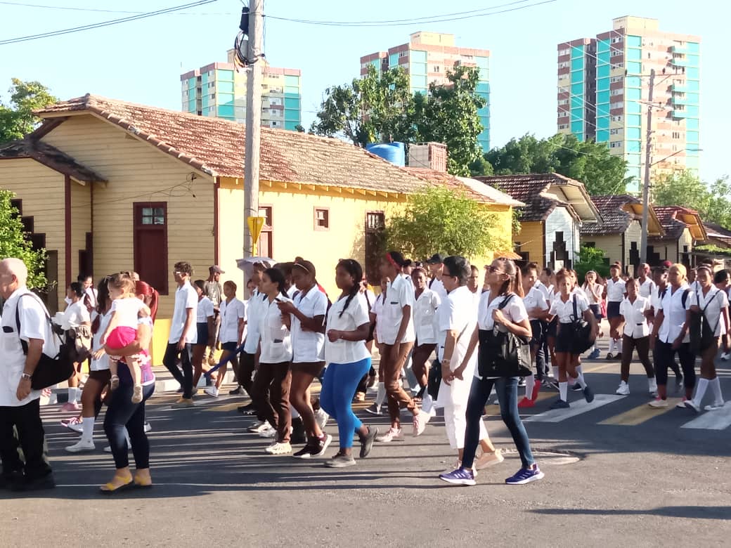 Miles de jóvenes santiagueros protagonizaron hoy otra demostración de compromiso con la Patria.
Junto a ellos marchamos desde el Bosque de los Héroes hasta el histórico escenario del asalto al cuartel Moncada, la Ciudad escolar 26 de Julio. #SantiagodeCuba
#EstaEsLaRevolución