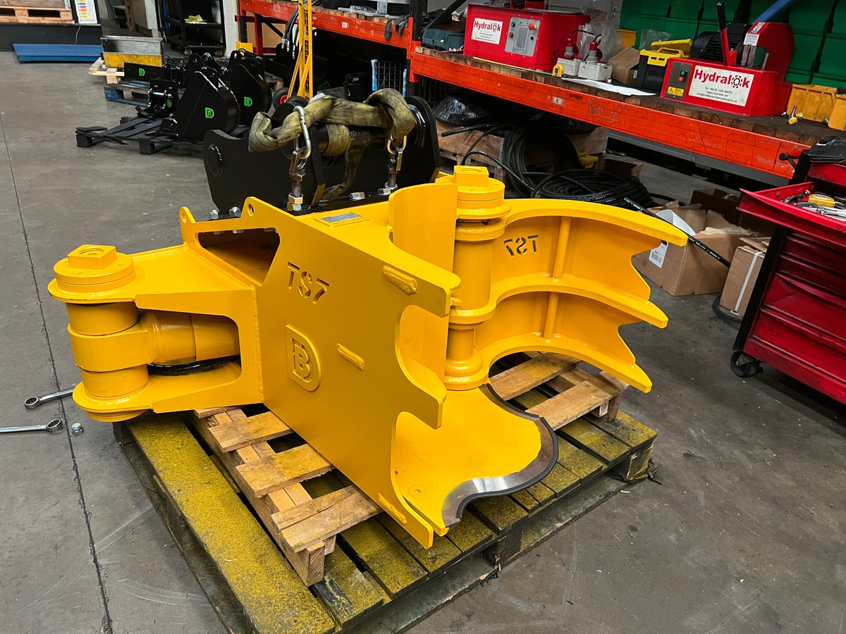 DIG_BITS's tweet photo. Shipping out for stripping out.

300mm excavator Tree Shear attachment being prepared for dispatch.

Most of the leaves are down, now is the time to get tree work done.

https://t.co/pzbo68jpOL

#treeshear
#ExcavatorTreeShear
#excavatorattachments
#forestry
#Landscaping https://t.co/155mRNLS7Y