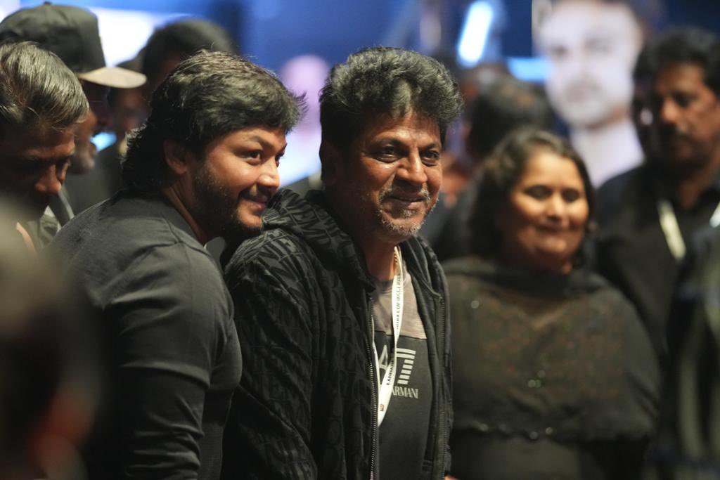 MangoKannadaOff's tweet photo. Glimpses from the #KCC auction ✨
@NimmaShivanna
#KCCAuction #DrShivarajkumar #KicchaSudeep #Shivanna #Dhananjaya #Upendra #Ganesh #DuniyaVijay #KPSreekanth #Sandalwood #Kannada #MangoMassMedia #MangoKannada #MangoMusicKannada https://t.co/SsQXn005e2