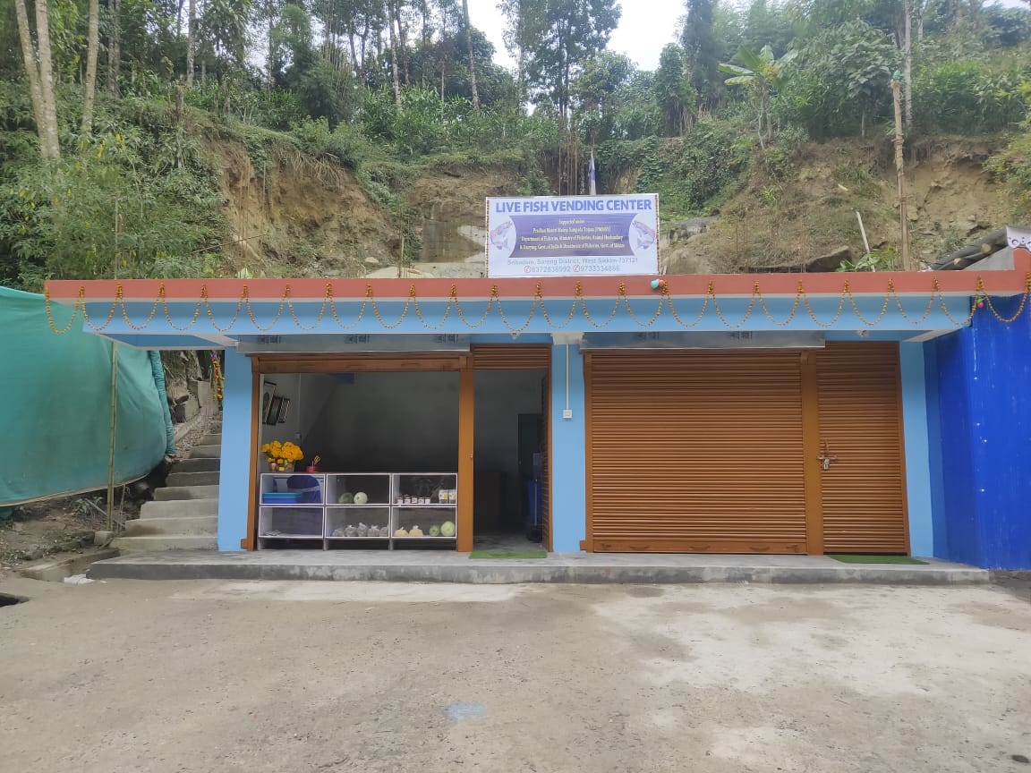 FisheriesGoI's tweet photo. A Live Fish Vending Center was successfully completed under Pradhan Mantri Matsya Sampada Yojana (#PMMSY) by beneficiary Shri Pem Tshering Bhutia from Soreng District, #Sikkim. #Employment #FishForFuture #FishForHealth https://t.co/XHIW0QnKBU