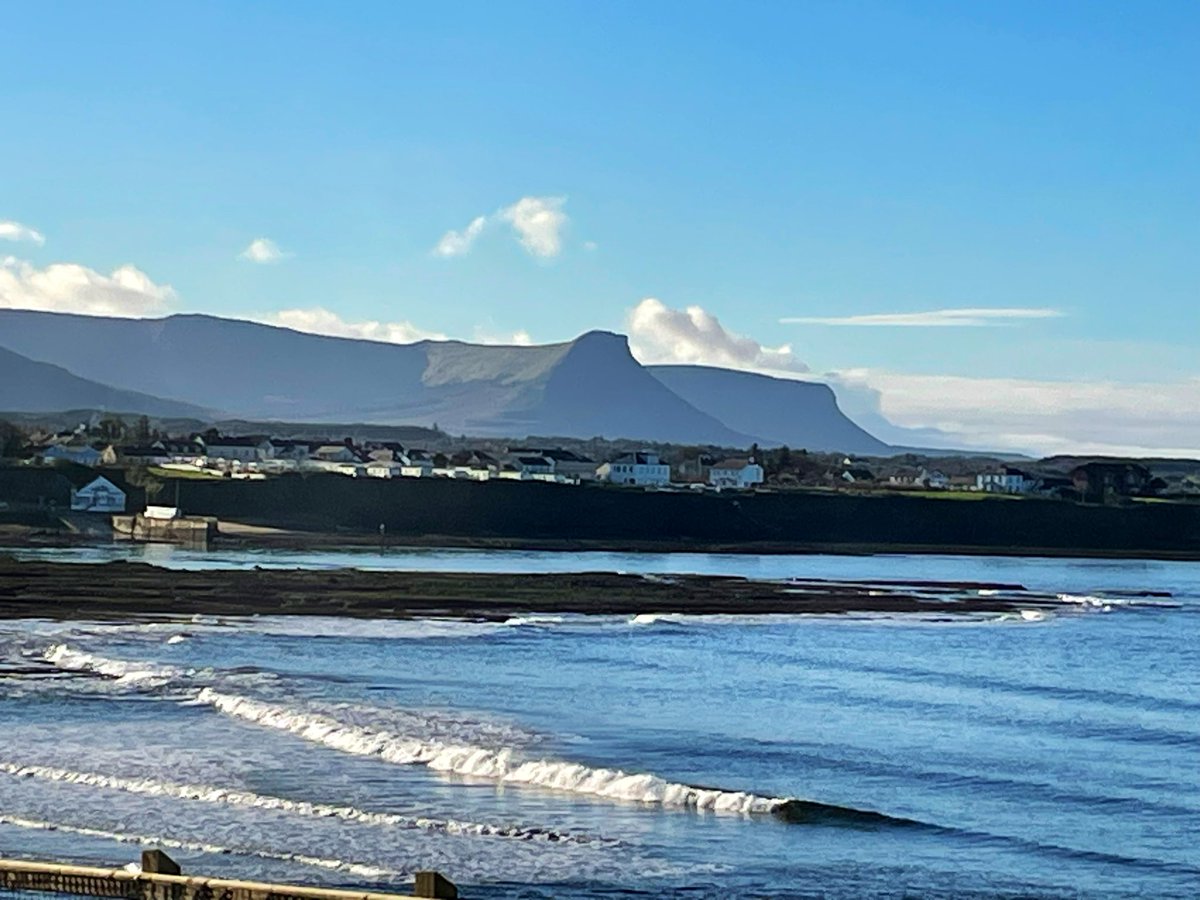 CourtneyKellyC1's tweet photo. The sea, a silent healer, tells a story of resilience in its rhythmic waves. #wavewhispers #seascape #coastalcalm https://t.co/kaQthURwl8