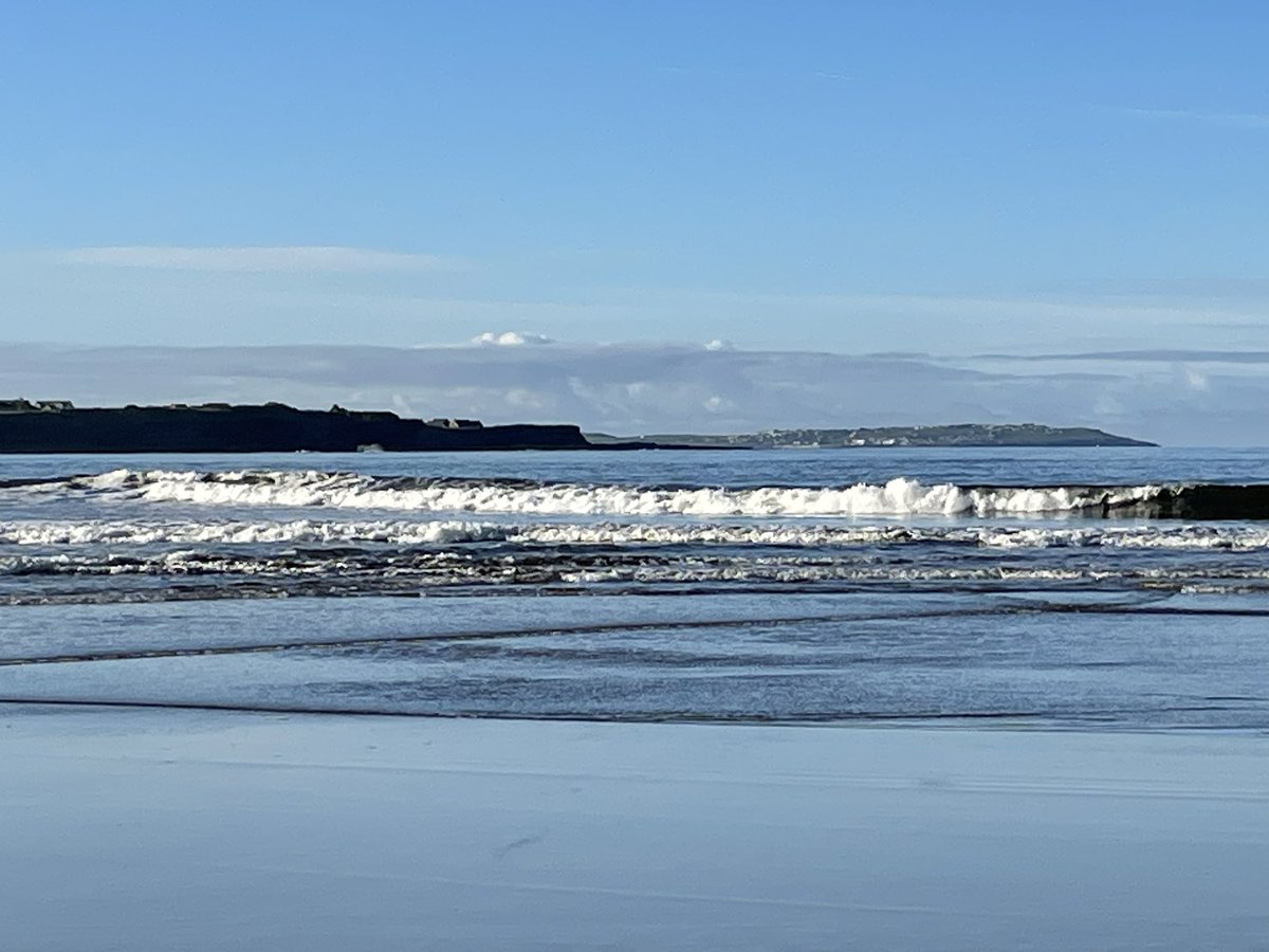 CourtneyKellyC1's tweet photo. The sea, a silent healer, tells a story of resilience in its rhythmic waves. #wavewhispers #seascape #coastalcalm https://t.co/kaQthURwl8