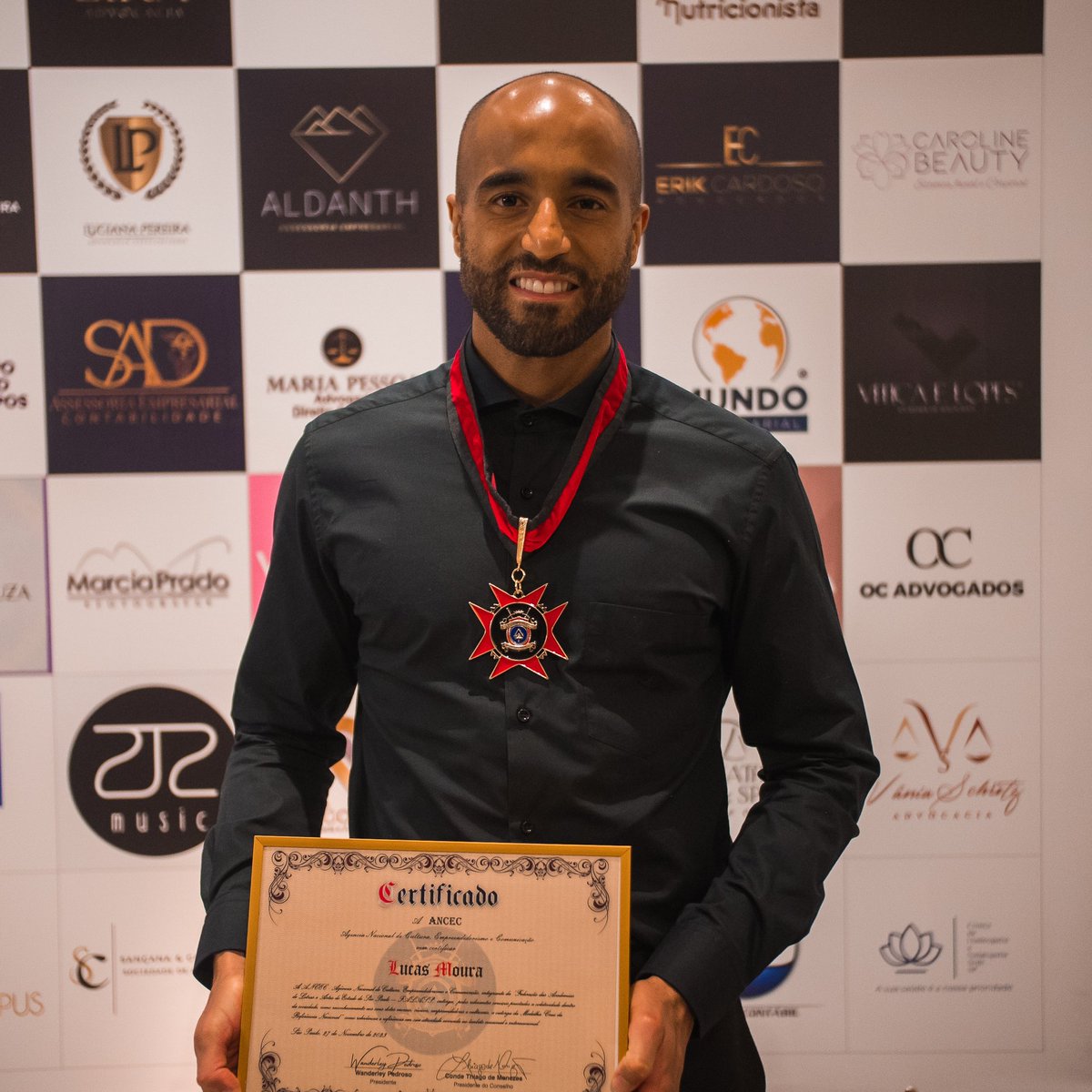 4ComM_bra's tweet photo. HOMENAGEADO!
.
Na noite da última segunda-feira, @LucasMoura7 foi homenageado pela ANCEC com o Selo Referência Nacional 2023!
.
Lucas retornou ao futebol brasileiro e foi fundamental para o São Paulo ser campeão da Copa do Brasil.
.
Parabéns, craque!#Talentos4ComM #SonheAlto https://t.co/BmyfUeBLuI