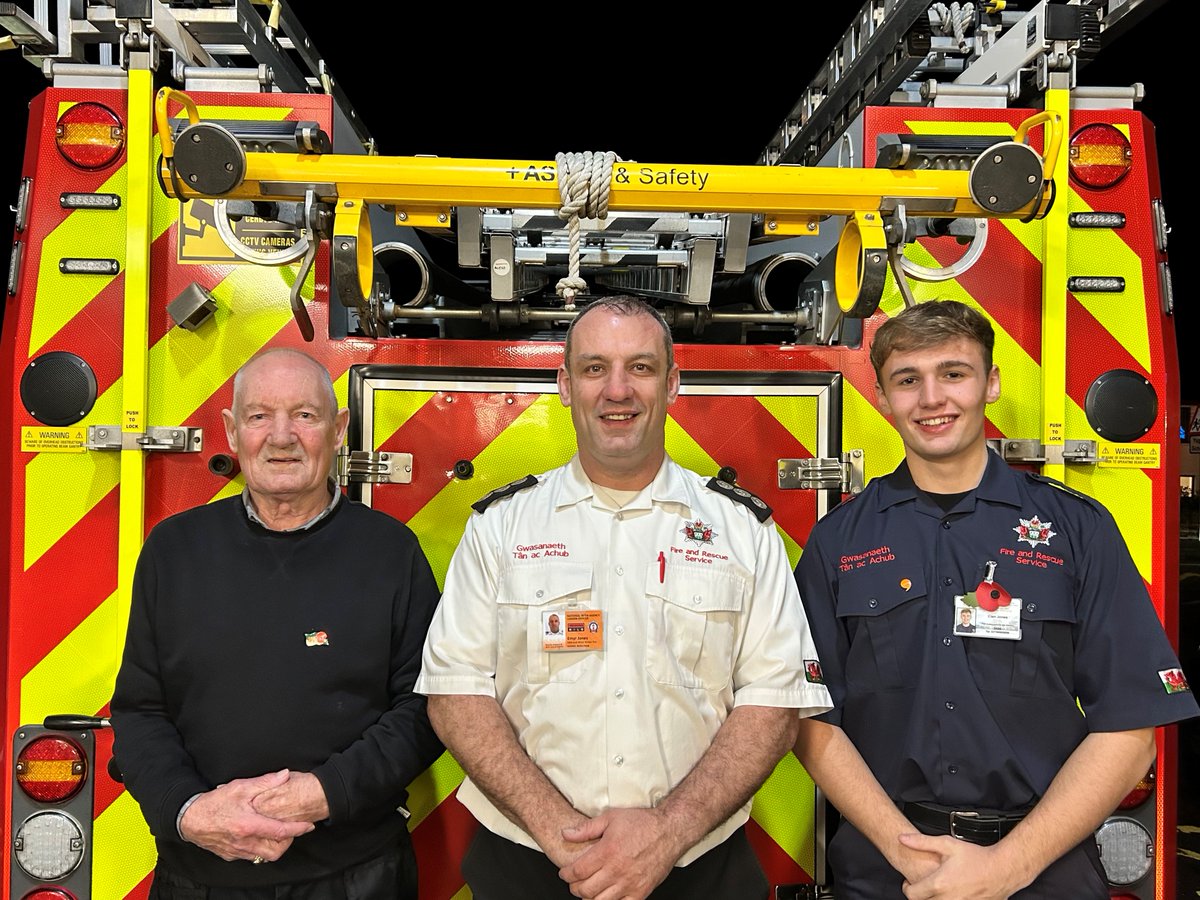 mawwfire's tweet photo. 👨‍🚒👨‍🚒👨‍🚒 Tair Cenhedlaeth o Ddiffoddwyr Tân

Mae tair cenhedlaeth o’r teulu Jones – Gareth, Emyr a Cian – wedi gwasanaethu fel diffoddwyr tân yng Ngorsaf Dân Castellnewydd Emlyn, gyda chyfanswm rhyngddynt o dros 73 mlynedd o wasanaeth hyd yma!

Mwy yma - https://t.co/Hf2xcMVBq0 https://t.co/3hOLvGZqAV