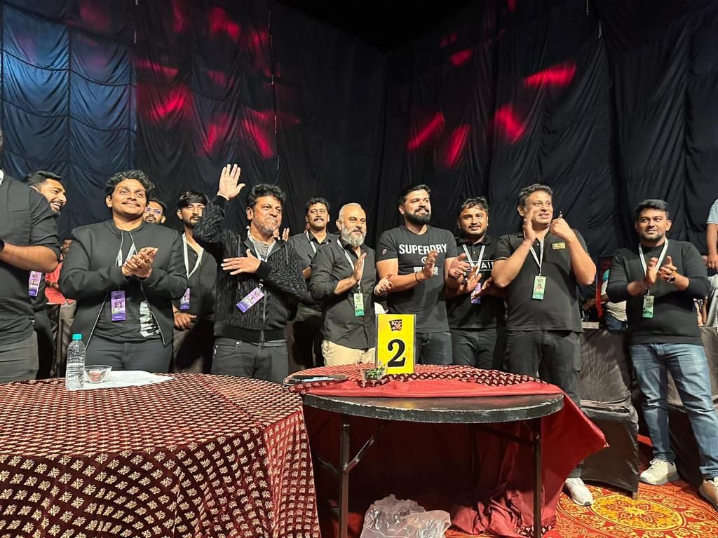 MMusicKannada's tweet photo. Glimpses from the #KCC auction ✨
@NimmaShivanna
#KCCAuction #DrShivarajkumar #KicchaSudeep #Shivanna #Dhananjaya #Upendra #Ganesh #DuniyaVijay #KPSreekanth #Sandalwood #Kannada #MangoMassMedia #MangoKannada #MangoMusicKannada @MangoKannadaOff @MangoKannada https://t.co/RsheHGyTBc