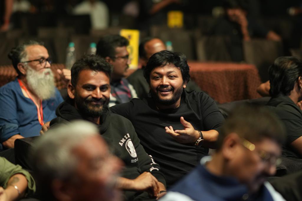 MMusicKannada's tweet photo. Glimpses from the #KCC auction ✨
@NimmaShivanna
#KCCAuction #DrShivarajkumar #KicchaSudeep #Shivanna #Dhananjaya #Upendra #Ganesh #DuniyaVijay #KPSreekanth #Sandalwood #Kannada #MangoMassMedia #MangoKannada #MangoMusicKannada @MangoKannadaOff @MangoKannada https://t.co/RsheHGyTBc