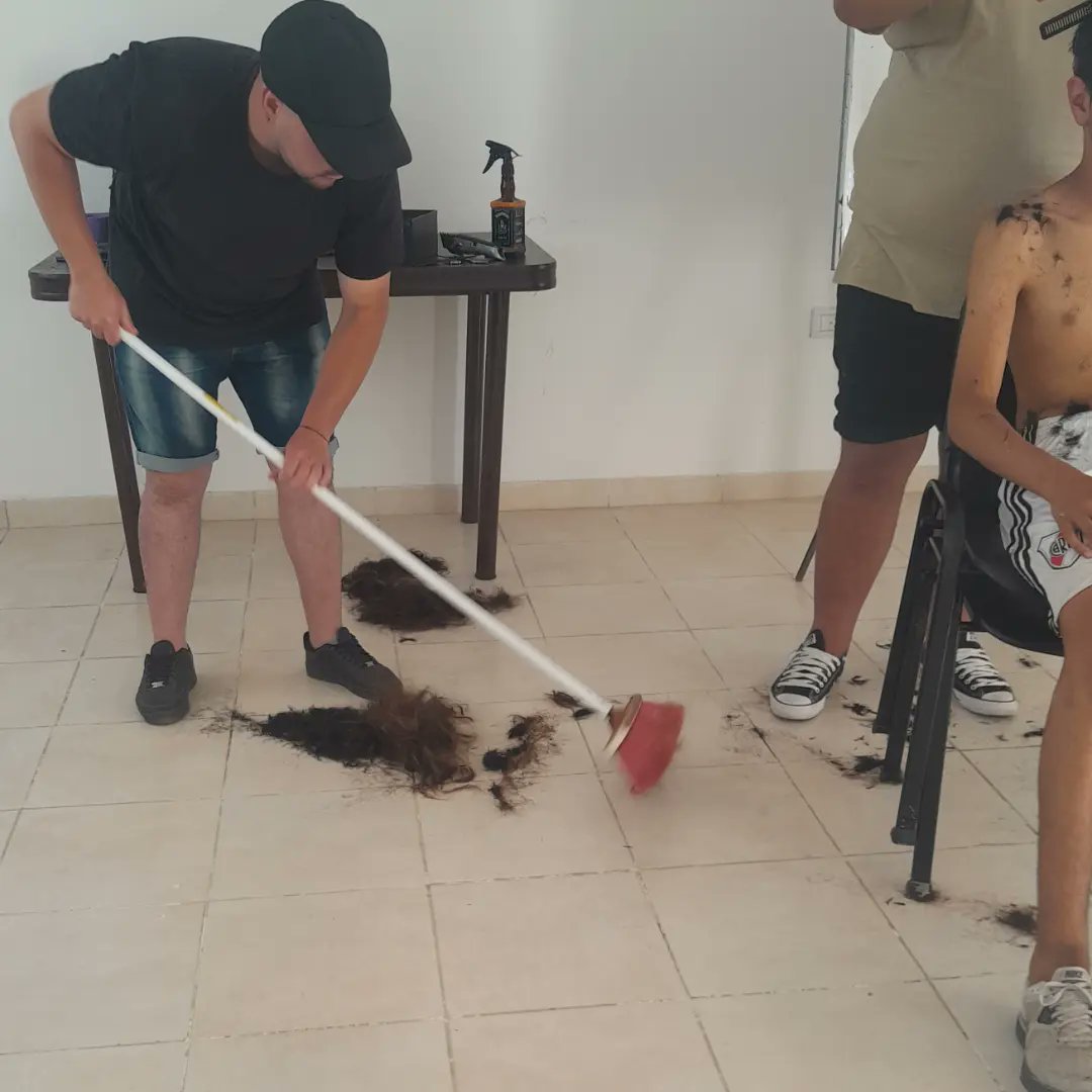Jornada Solidaria Igualar Lezama
El día Sábado y de manera conjunta con la Iglesia Pueblo Nuevo, realizamos la jornada solidaria de peluquería y barbería dónde 17 niños y niñas de manera gratuita accedieron a cortarse el pelo.
Gracias a los estilistas de la ciudad de La Plata.