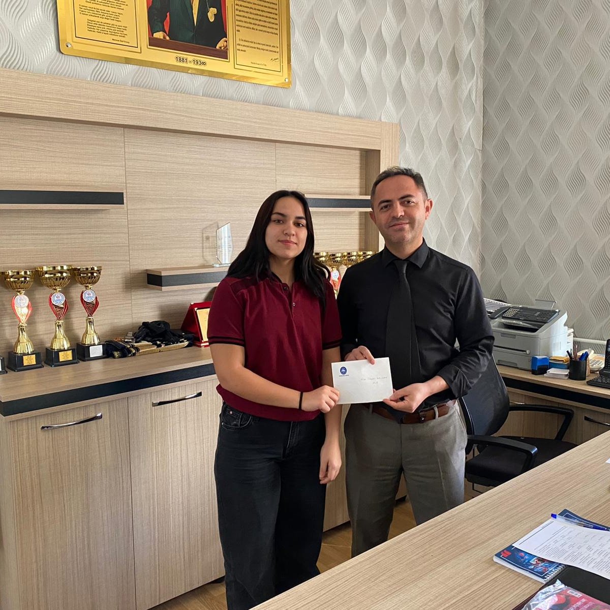 24 Kasım Öğretmenler günü kapsamında düzenlenen kompozisyon yarışmasında il birincisi olan 11F sınıfı öğrencimiz Nisa İlayda Kalıcak ı başarısından dolayı tebrik ettik. Sevgili öğrencimize başarılar dileriz.