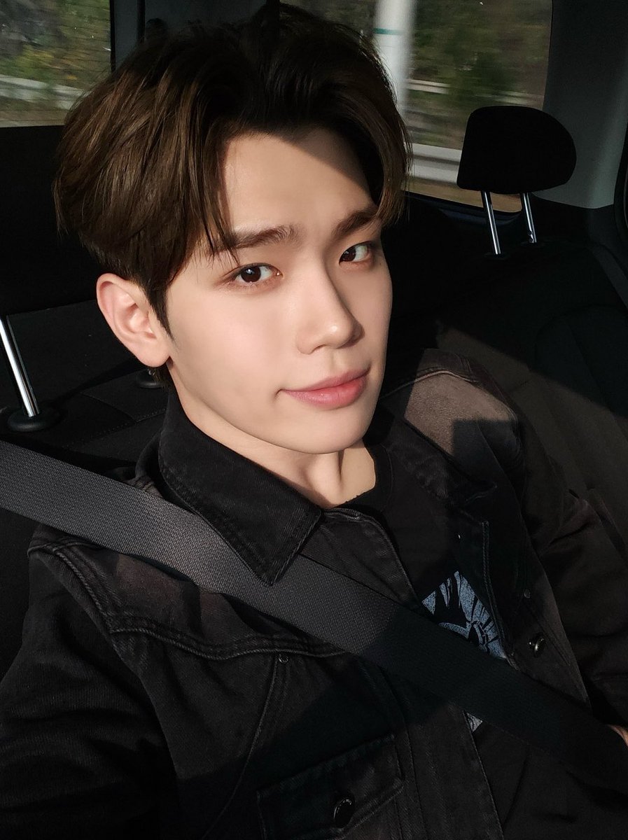 ZB1_official's tweet photo. _𝗭𝗘𝗥𝗢𝗙𝗢𝗖𝗨𝗦

아기오리강아지가🐤🐶
베스트 드라이버일 수도 있는 거임?🚗
태래도?🫶🩵

#ZEROBASEONE #ZB1
#제로베이스원 https://t.co/H8FhpXcRk6