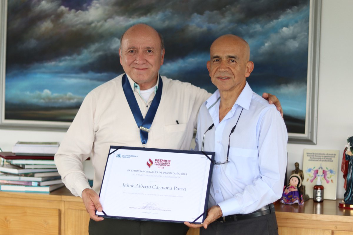 #ProfesUManizales 

El profesor Jaime Alberto Carmona Parra comparte con <a href="/DuvanERamirezO/">Duván Ramírez</a>, rector UManizales el reconocimiento como mejor investigador que le entregó el Colegio Colombiano de Psicología (Colpsic)