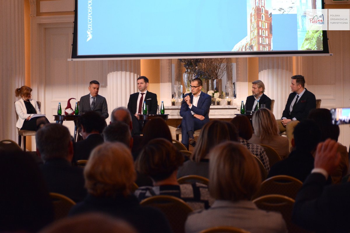 POT_GOV_Pl's tweet image. Czas na debatę! ⏰
@MarzenaGerman oraz wiceprezes @wwwitakapl @PiotrHenicz, prezes #Rainbow Maciej Szczechura, wiceprezes @GrecosHoliday Janusz Śmigielski, prezes @LOTPLAirlines Michał Fijoł,
członek zarządu #OSAT Marcin Chiliński podczas dzisiejszego Spotkania Liderów Turystyki.