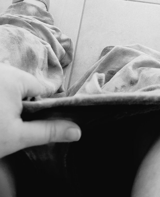 Le respect est dans le n&eacute;gatif : je te parle depuis mes chiottes, en survet' et claquettes.  Je tire<a href="/tag/findom"class="tags"><span>#findom</span></a>