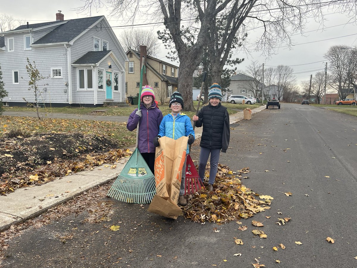 Thank you to the Vail Drive Leaf Brigade (Lydia, Eleanor and Sadie). They have spent the last 3 weekends with their smiles and rakes cleaning up the leaves on their neighbour’s lawns. Well done and much appreciated!