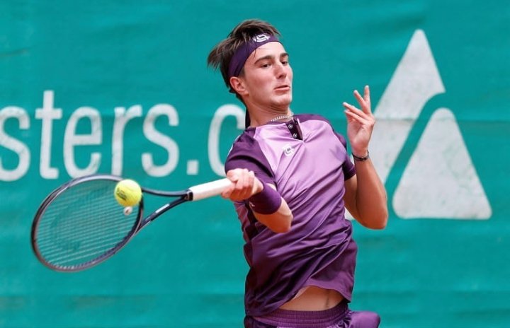 El suizo Feldbausch (2005) iba 4-2 arriba en el primer set cuando Álvarez Varona decidió retirarse. Octava victoria al hilo y clasificación a la 2R del Challenger de Maspalomas. Sube al 598°, de a poco va escalando el Kilian.