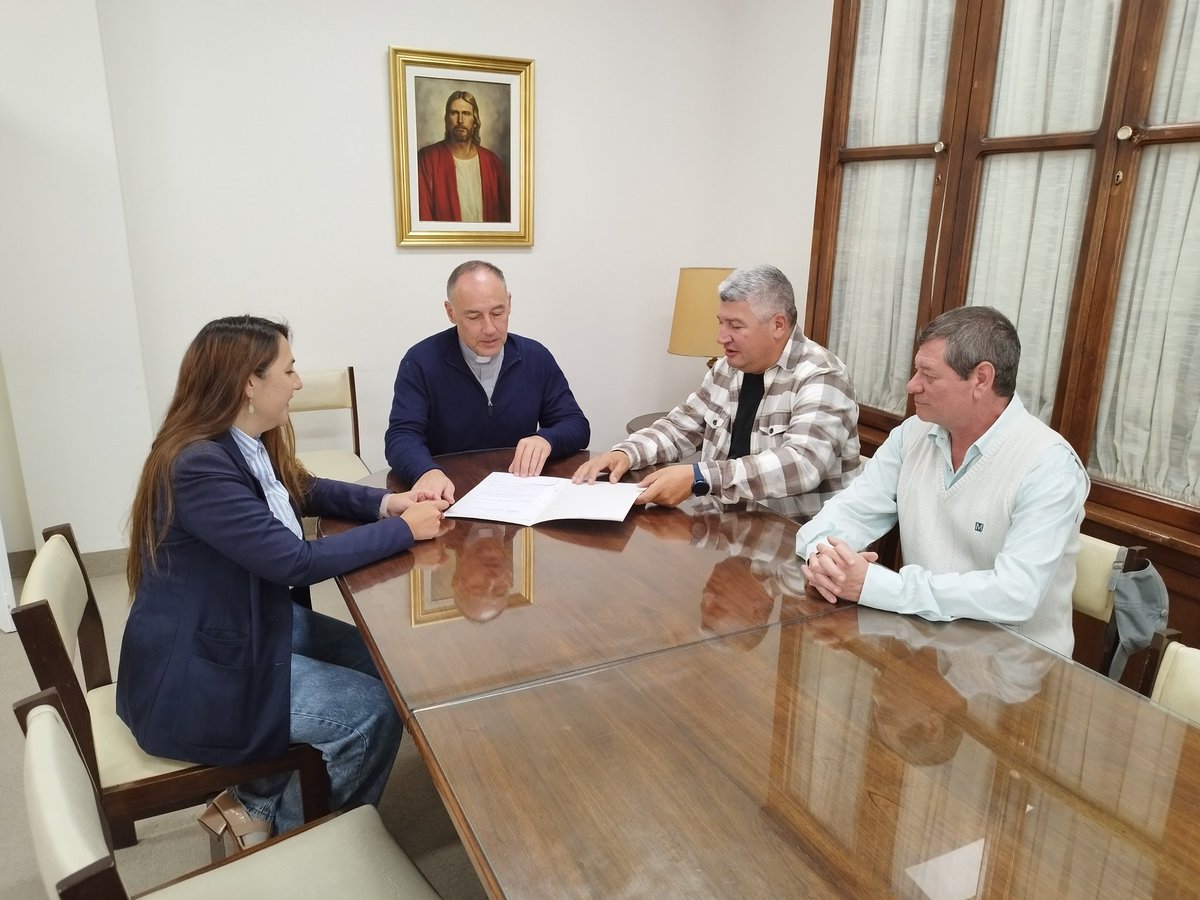 diocesis_mdp's tweet photo. Los concejales @florranellucci @gandolfiroberto  y @Miguelguglielmotti entregaron al Administrador Diocesano, P @luis_alboniga el decreto N239 por el cual el @concejomdp declara de interés la edición 50 de la Marcha de la Esperanza. 
@AgenciaAica @EpiscopadoArg https://t.co/jPeryJRPqw